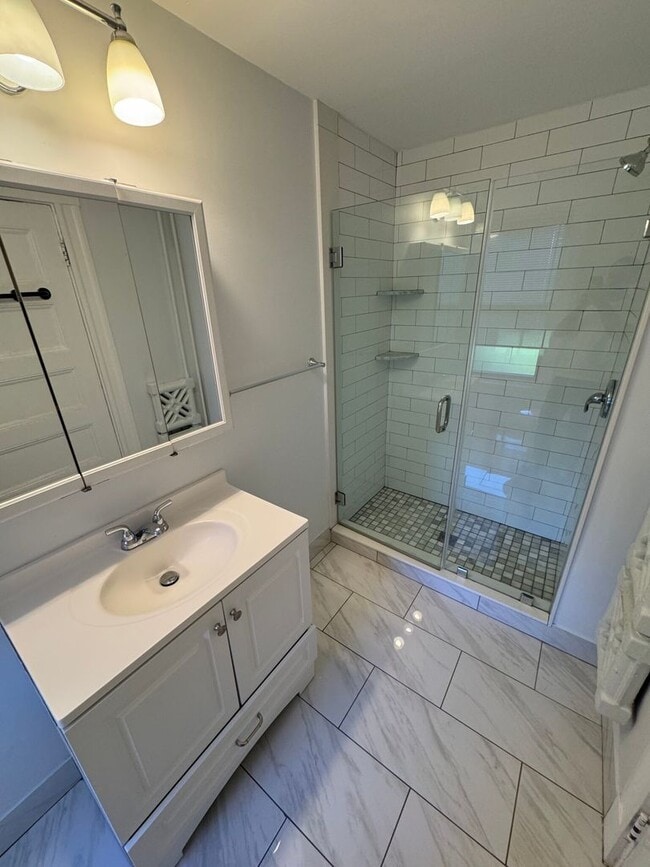 Building Photo - Avl Now - Porter Sq 3.5BR, hot water inc, ...