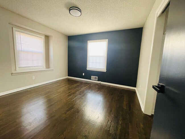 Building Photo - Stunning 3 Bedroom House with Deposit Alte...