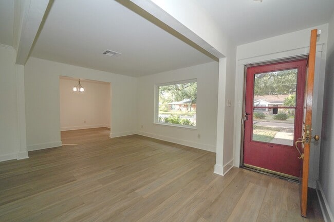 Building Photo - 5471 Loch Lomond Dr