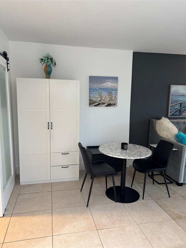 Building Photo - 2900 NE 30th St