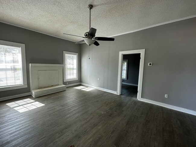 Building Photo - 213 E Main St