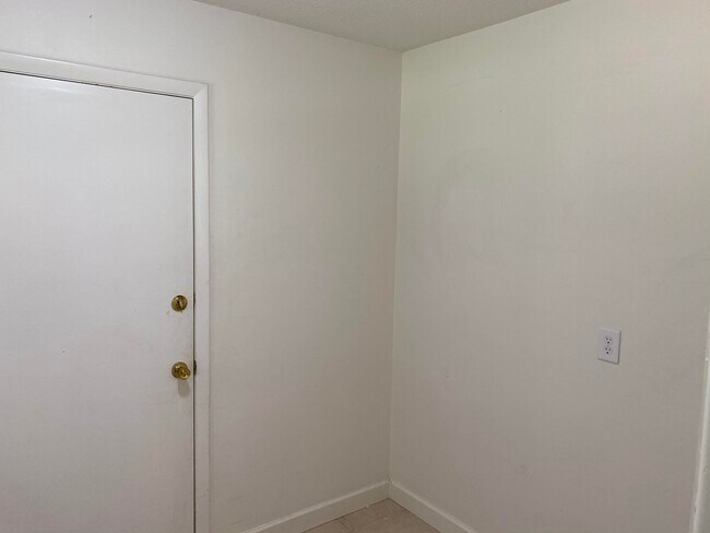 Building Photo - 956 Tulip Ln