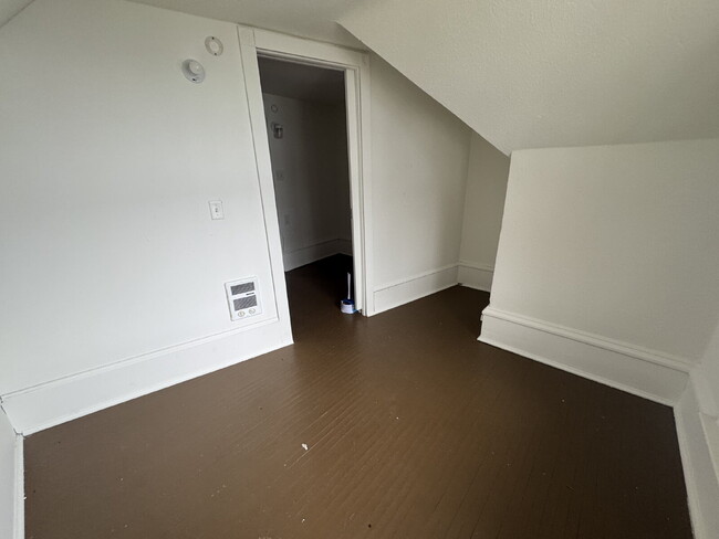 Building Photo - Upper level 3-Bed Duplex with Hardwood Elegance & 2 Baths in North Minneapolis!