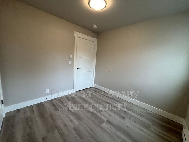 Building Photo - 112 Elm St