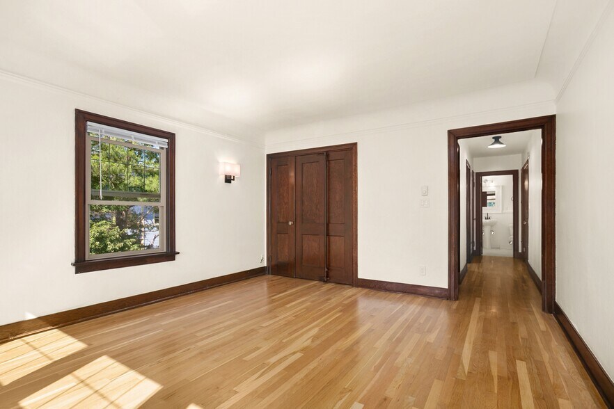 Building Photo - 6522 Phinney Ave N