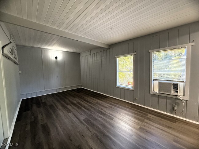 Building Photo - 8239 Suncoast Dr