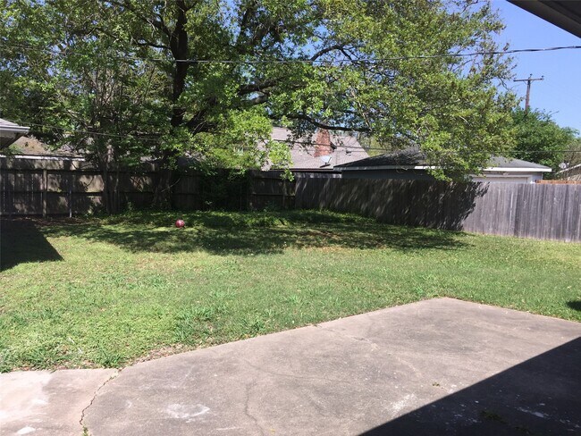 Building Photo - 7902 Meadowcroft Dr