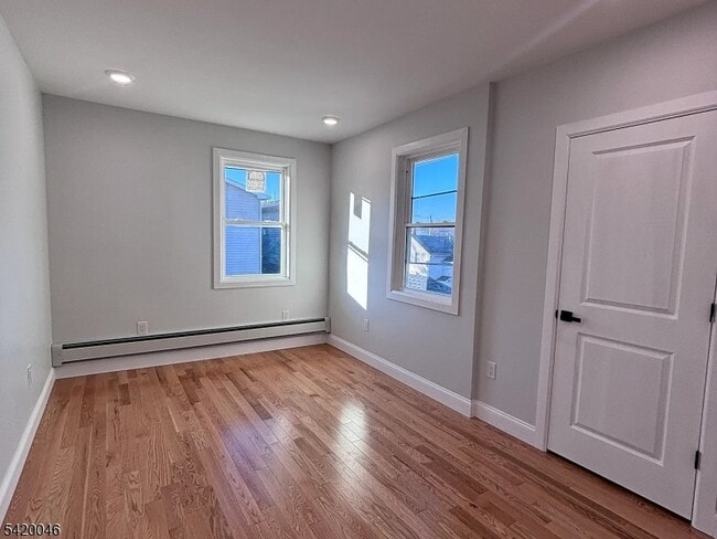 Building Photo - 546-550 E 25th St