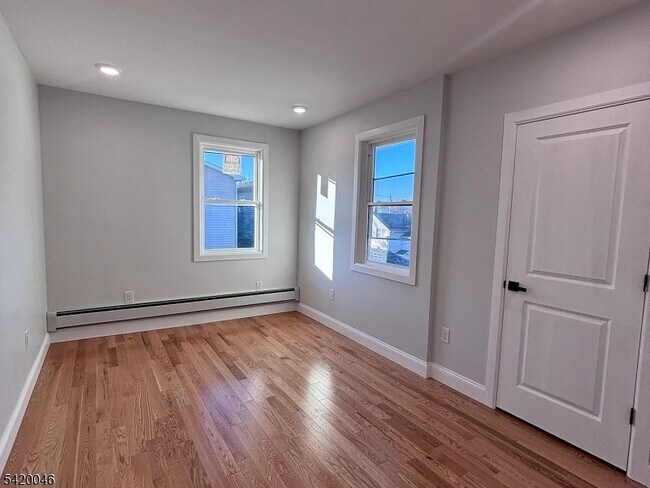 Building Photo - 546 E 25th St