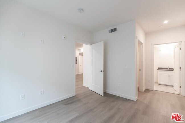 Building Photo - 1227 N Berendo St