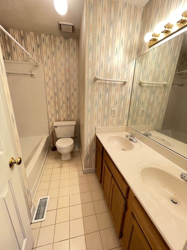Building Photo - Light & Airy Townhome in Downing Creek, wo...