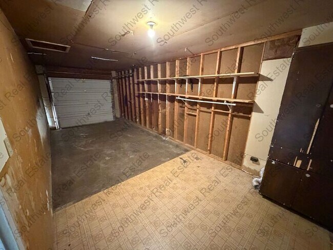 Building Photo - 3 bedroom 1 bath 1 car garage