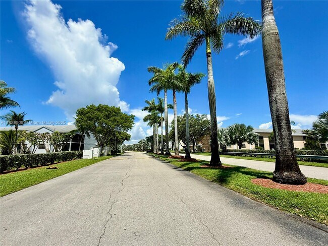 Building Photo - 1044 S Independence Dr