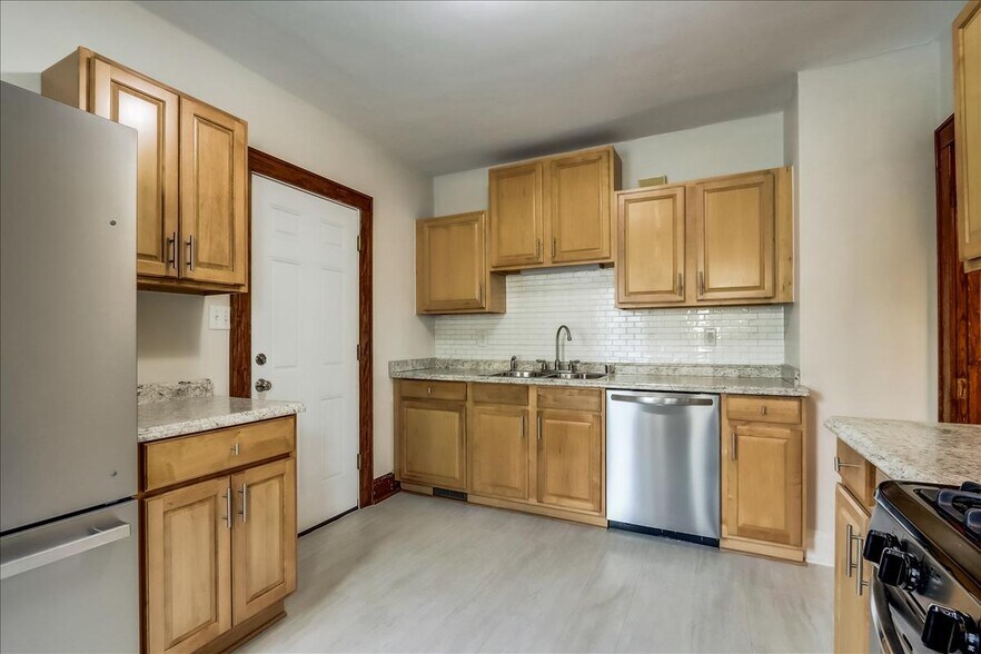 Kitchen - 1703 W Custer Ave