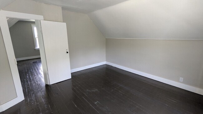 Building Photo - Spacious 5-bedroom, 1-bath home offers flexible living across multiple levels in Akron