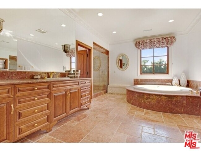 Building Photo - 725 Foothill Rd