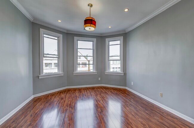 Building Photo - 98 Trask Ave