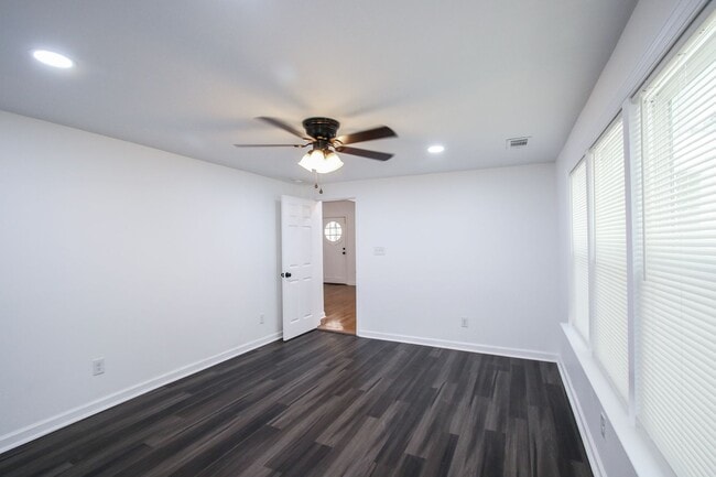 Building Photo - Spacious 4 Bedroom, 2.5 Bath Home in Savannah, GA