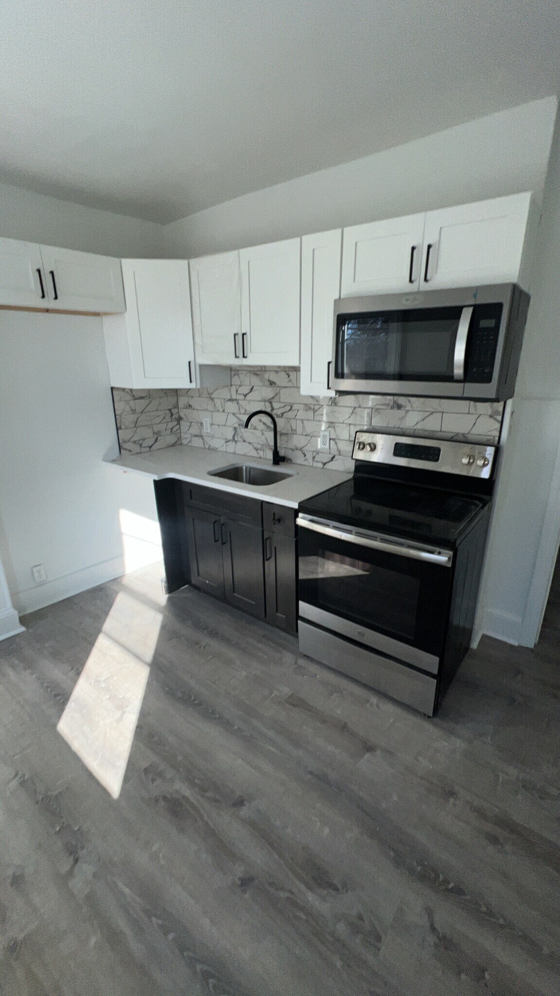 Building Photo - 1132 W 8th St