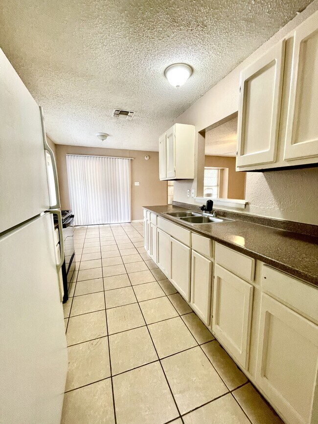 Building Photo - 1078 Honey Tree St