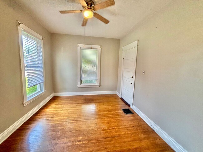 Building Photo - Beechmont Neighborhood - 1 Bed 1 Bath with Balcony and Central Air