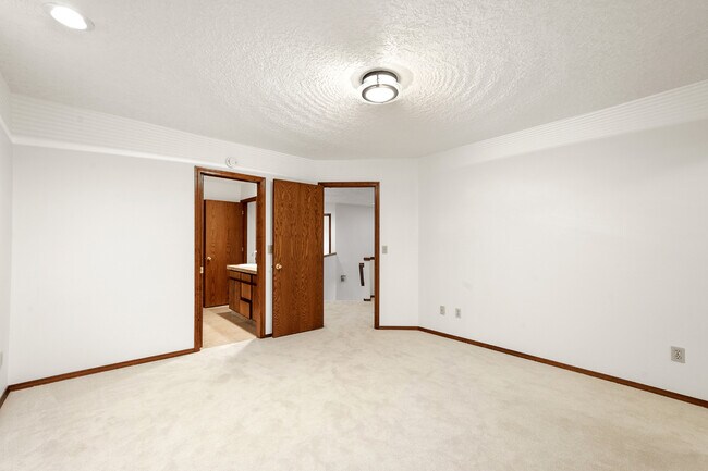 Building Photo - 1324 Stonehaven Dr