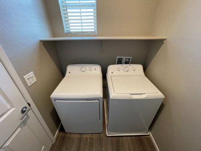 Building Photo - Stunning Summerlin 3 bedroom Townhouse in Gated Community