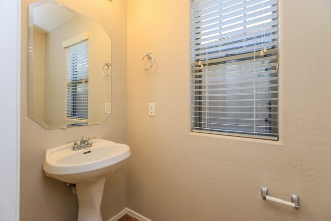 Building Photo - 2456 E Vermont Dr