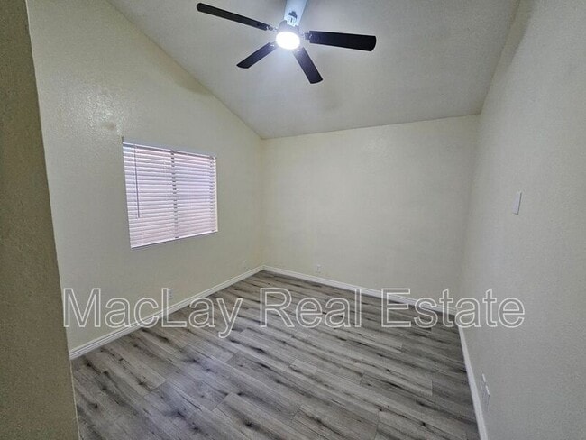 Building Photo - 4024 E Hiddenview Dr