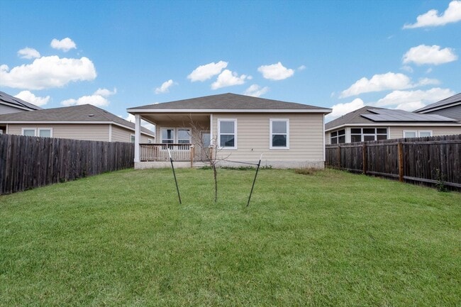 Building Photo - Ranch Style 3 Bed 2 Bath with Freshly painted and New Floors!