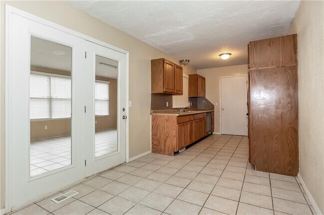 Building Photo - 9313 S Land Ave