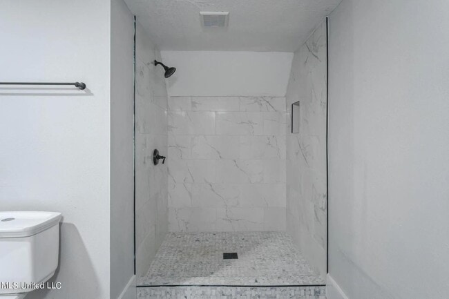 Building Photo - Beautiful 4-Bedroom, 3.5 Bathroom for Rent
