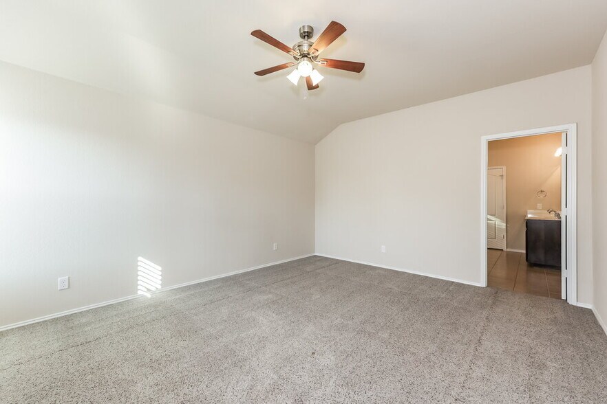 Building Photo - 409 Roundrock Ln