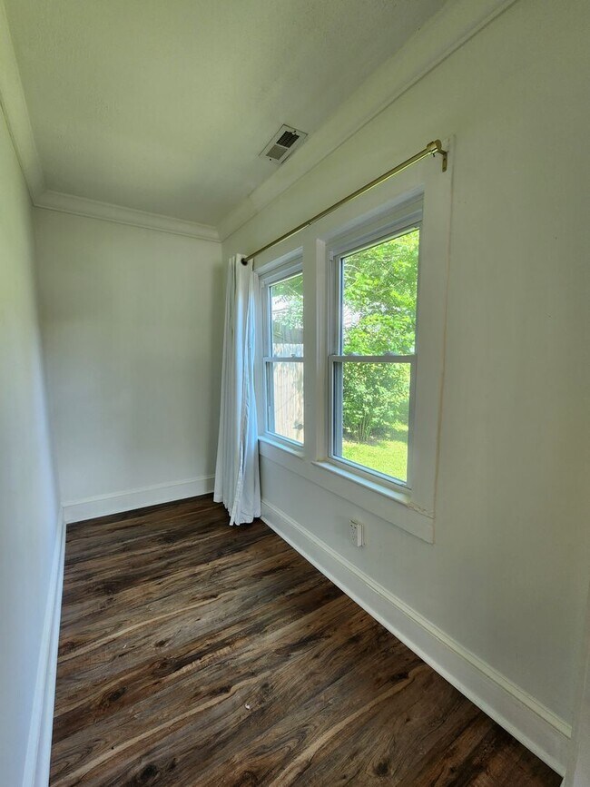 Building Photo - Fairview Bungalow