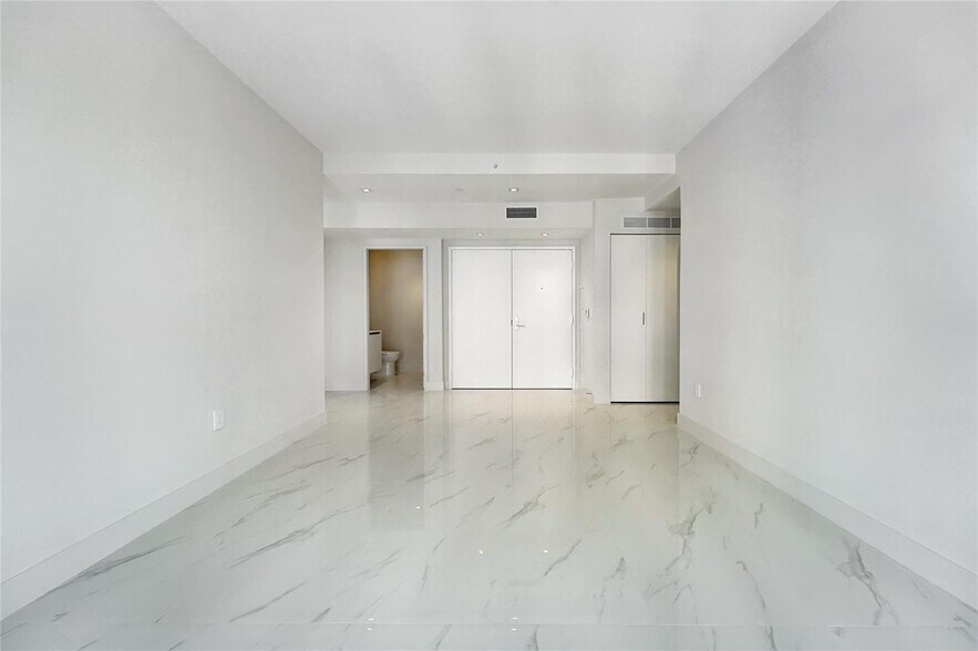 Building Photo - 700 NE 24th St