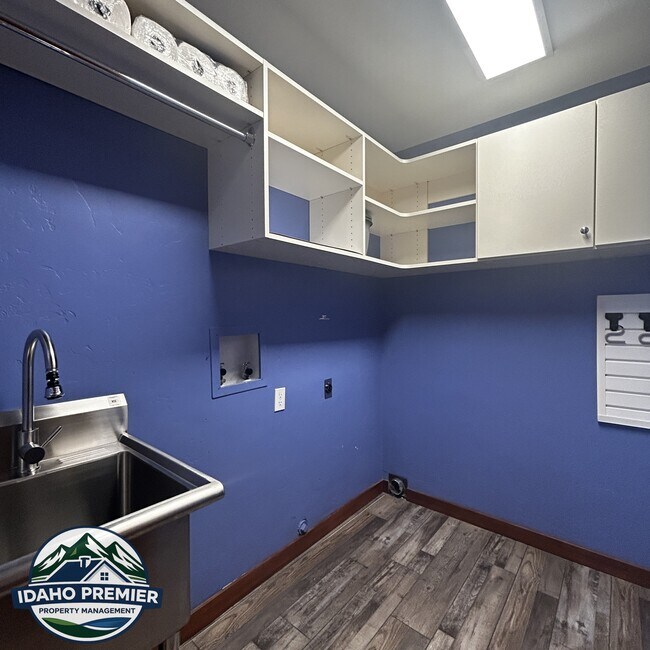 Building Photo - 1565 E Lenz Ln