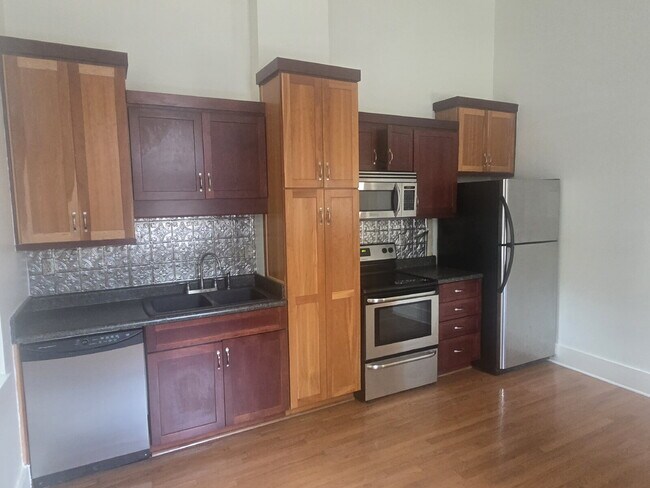 Building Photo - "2-Bed Apartment on S Brook Street, Louisville!"