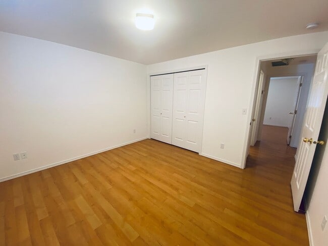 Building Photo - Quiet Duplex in Mount Vernon Neighborhood