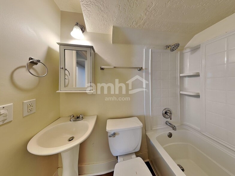 Building Photo - 68 E 350 S