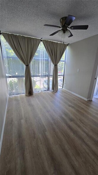 Building Photo - 1000 Parkview Dr