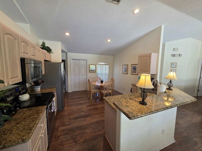 Building Photo - 1398 N Foxrun Terrace