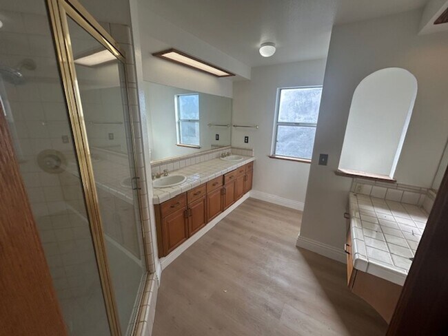 Building Photo - 6010 W Cambridge Ave