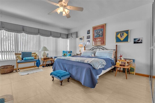 Building Photo - 9200 W Bay Harbor Dr