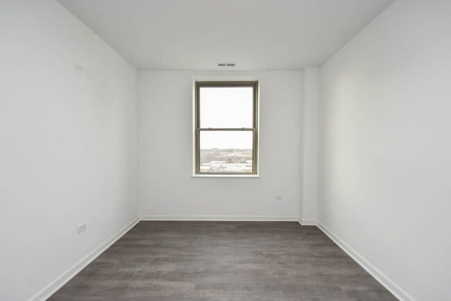 Building Photo - 940 W Winona St