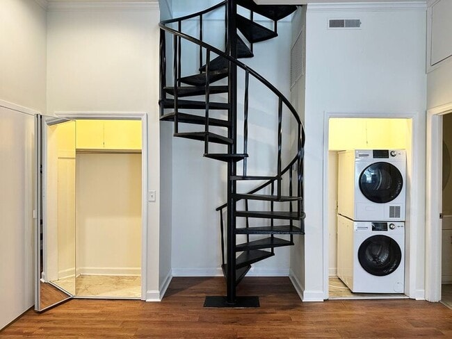 Building Photo - 235 King St