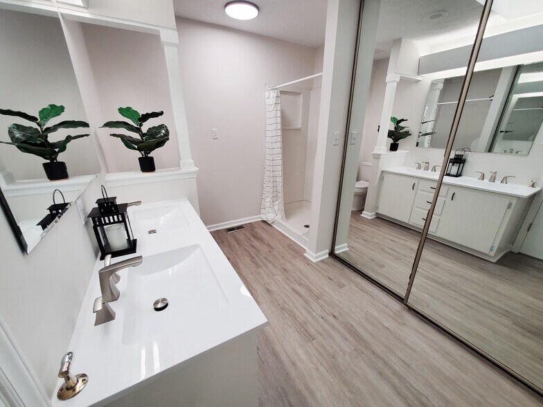 Building Photo - Room in Single Family Home on Henslowe Dr