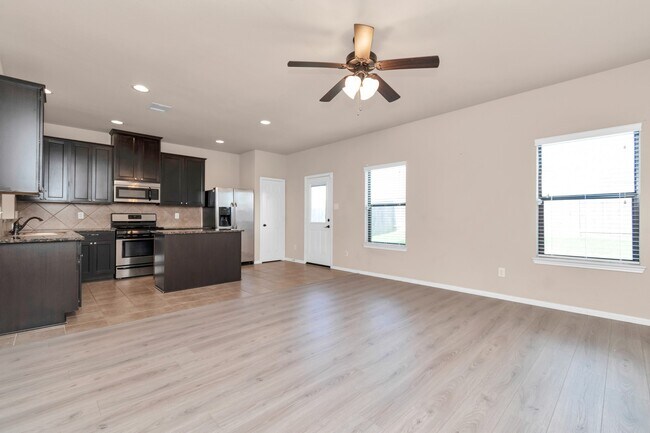 Building Photo - 5635 Round Robin Dr