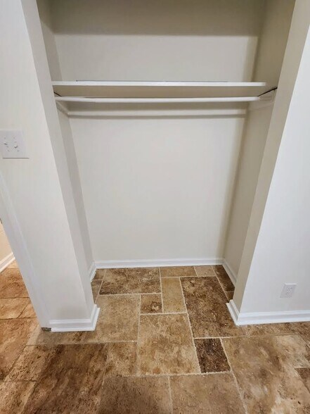 Building Photo - 1013 Rosedale Ave