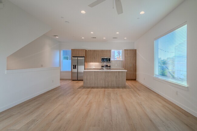 Building Photo - Stunning Modern Townhomes Newer Construction :: Henderson & Greenville Ave area