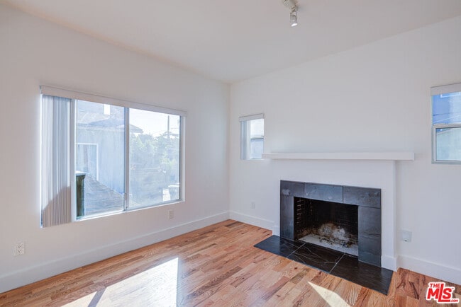 Building Photo - 3216 Bellevue Ave